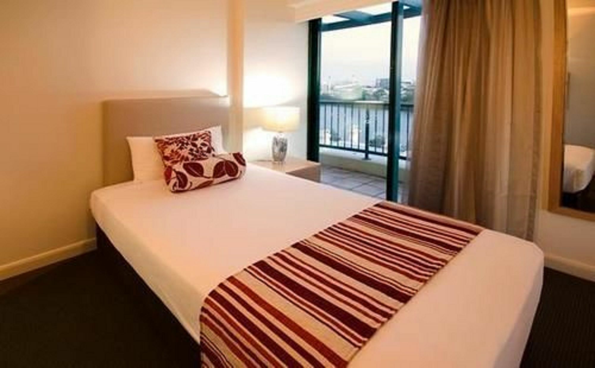 Central Cosmo Apartment Hotel Брисбен Экстерьер фото
